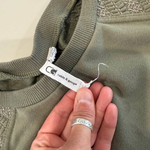 Cable & Gauge Cropped Sweatshirt Womens Medium Smocked Shoulder Army/Olive Green - Picture 4 of 8